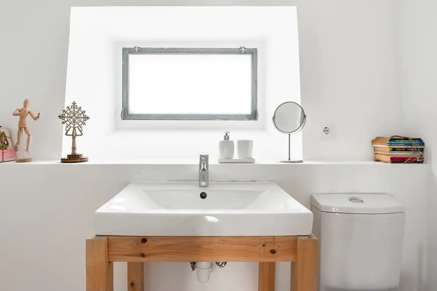 salle de bain minimaliste blanche et bois