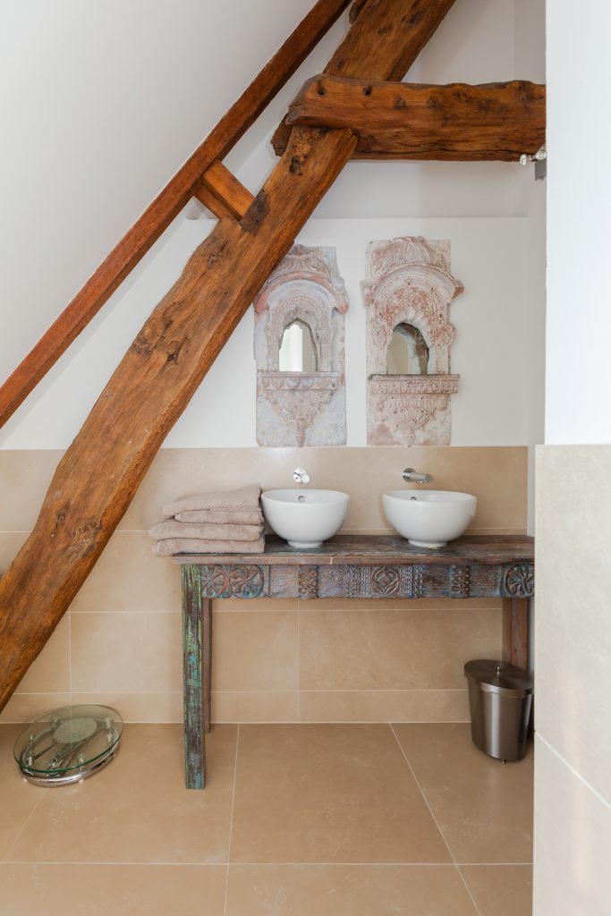salle de bain maison en pierres en Normandie, le clos de Blisse