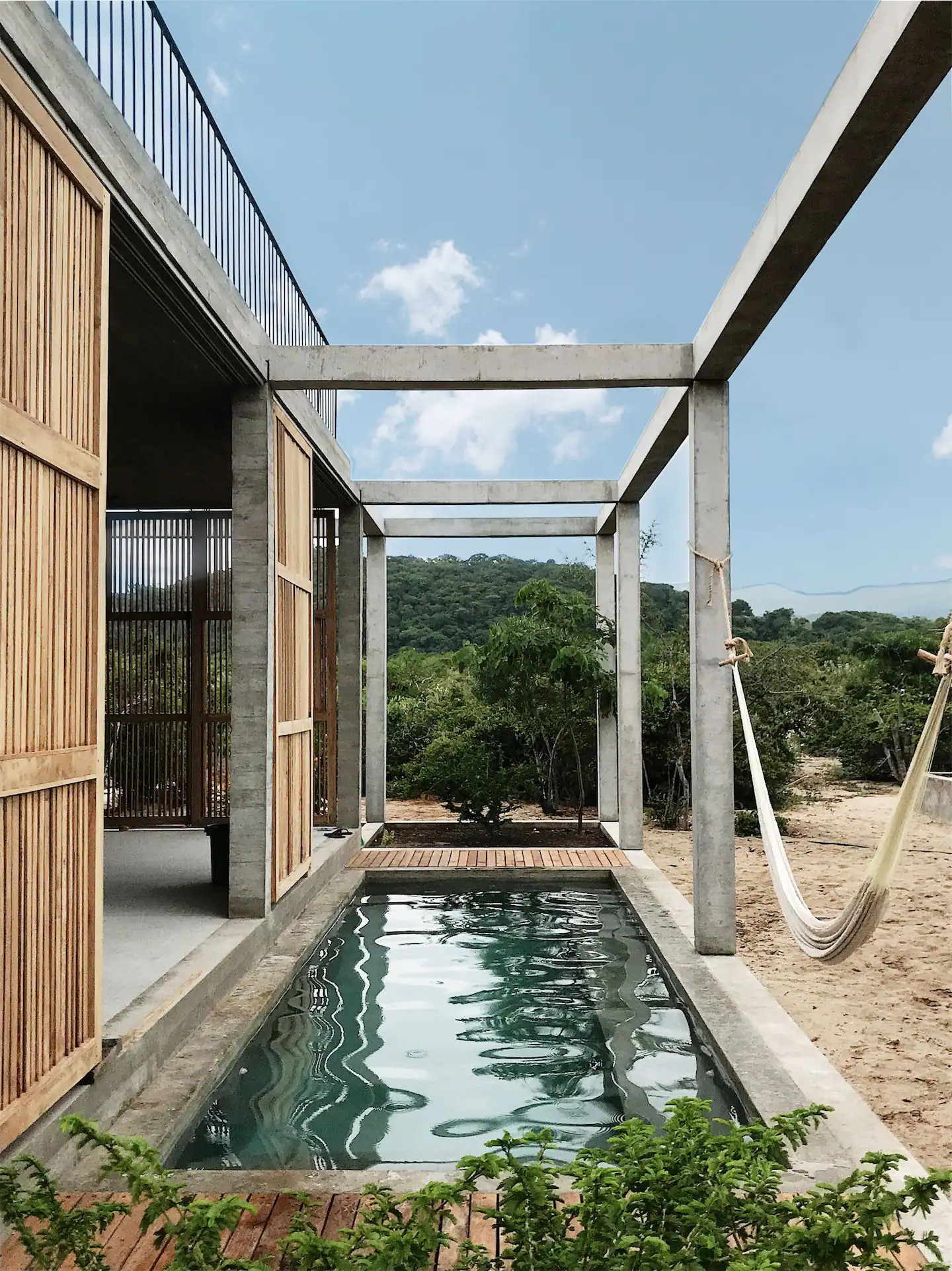 maison contemporaine en béton avec piscine