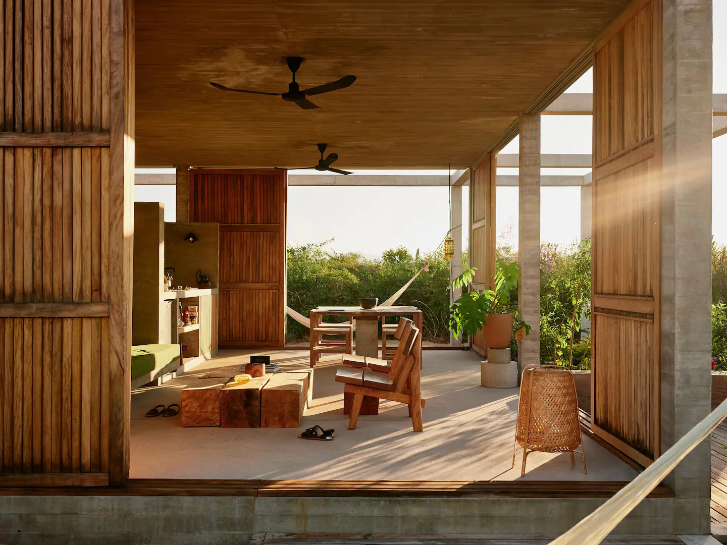 salon maison contemporaine en béton et bois