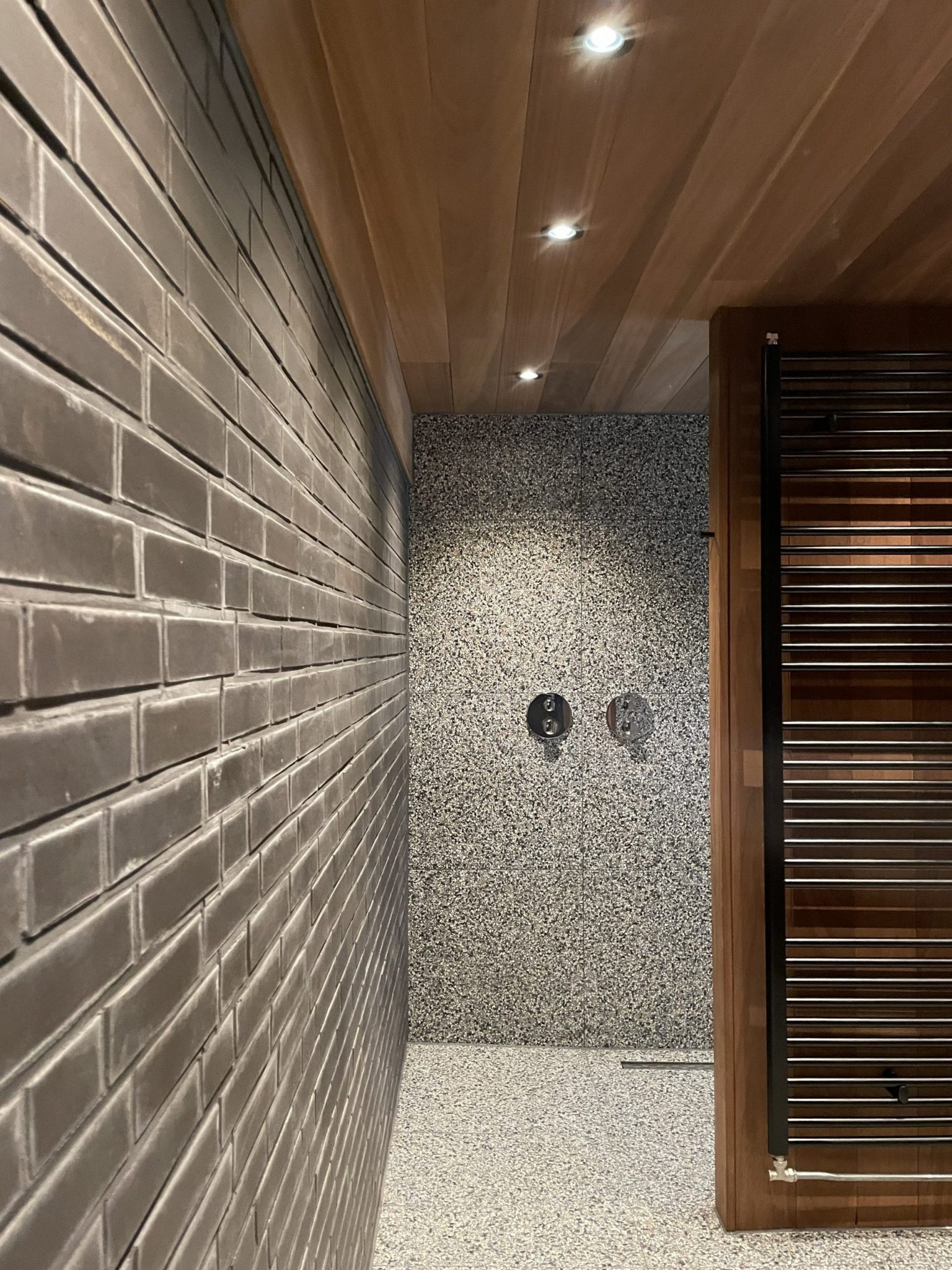 salle de bain décoration design grise et bois