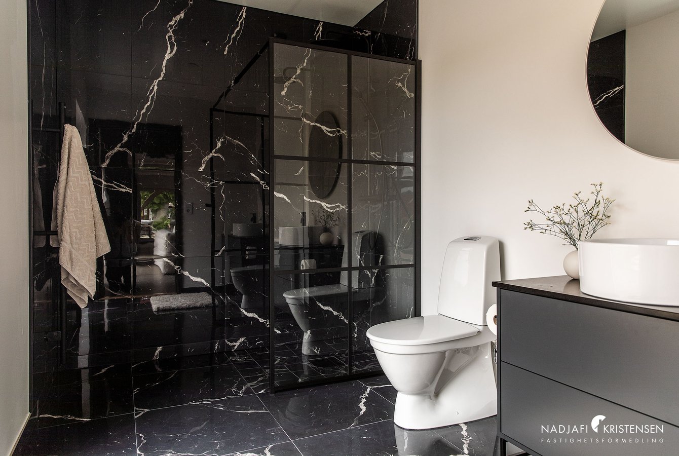 salle de bain marbre noir décoration contemporaine