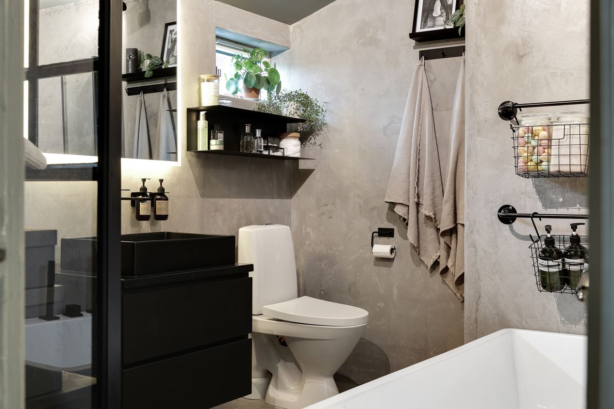salle de bain avec papier-peint décoration scandinave