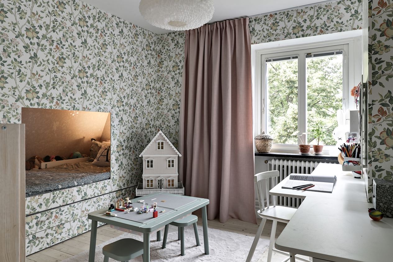 chambre enfant avec papier-peint décoration scandinave
