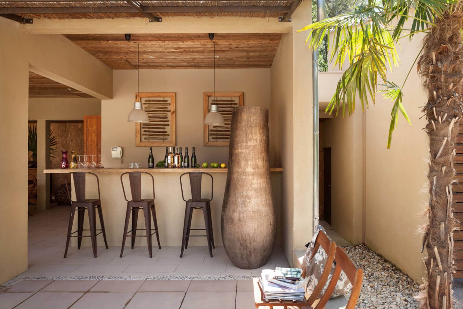 terrasse abritée avec bar maison provençale contemporaine