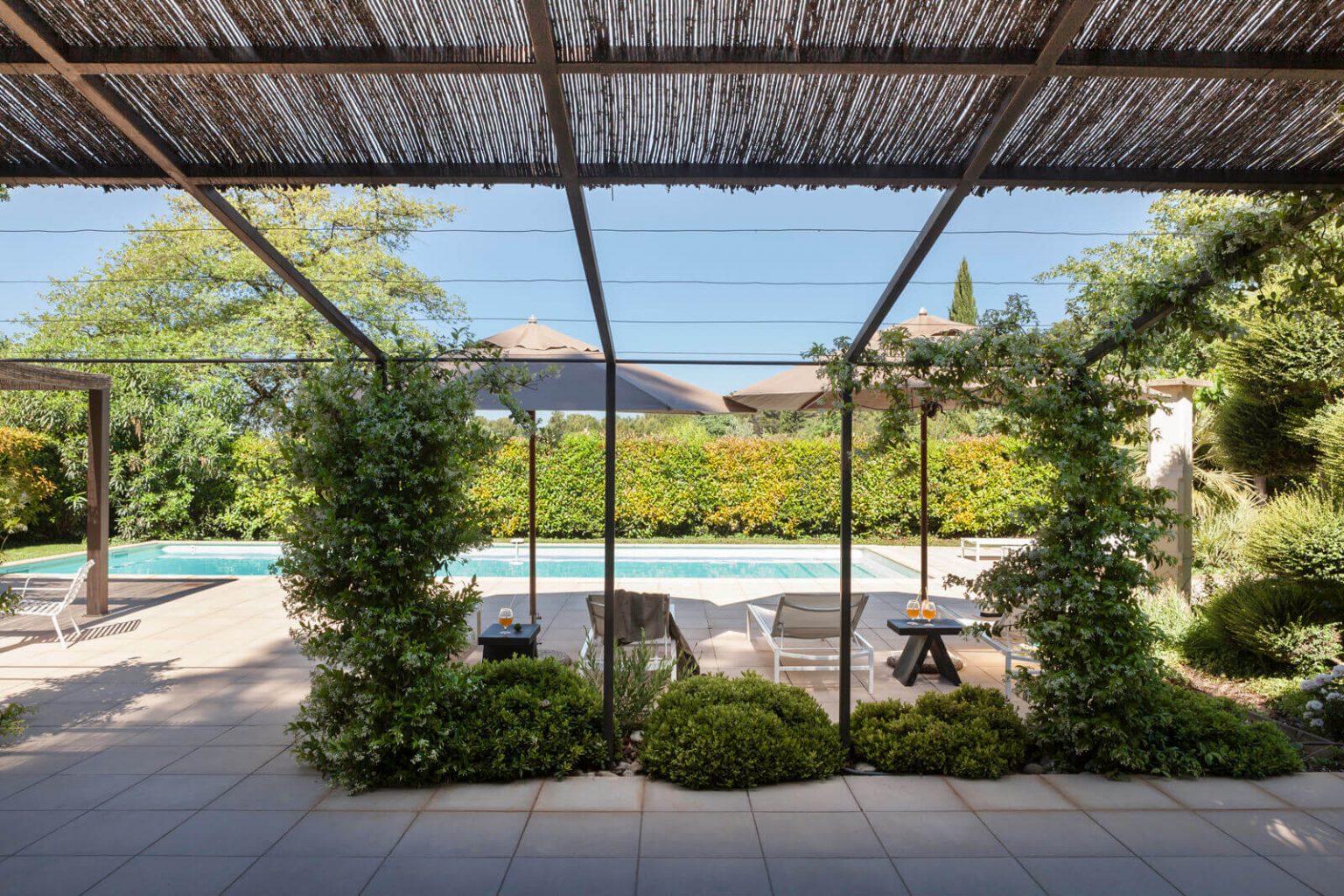 terrasse avec pergola et piscine maison provençale contemporaine