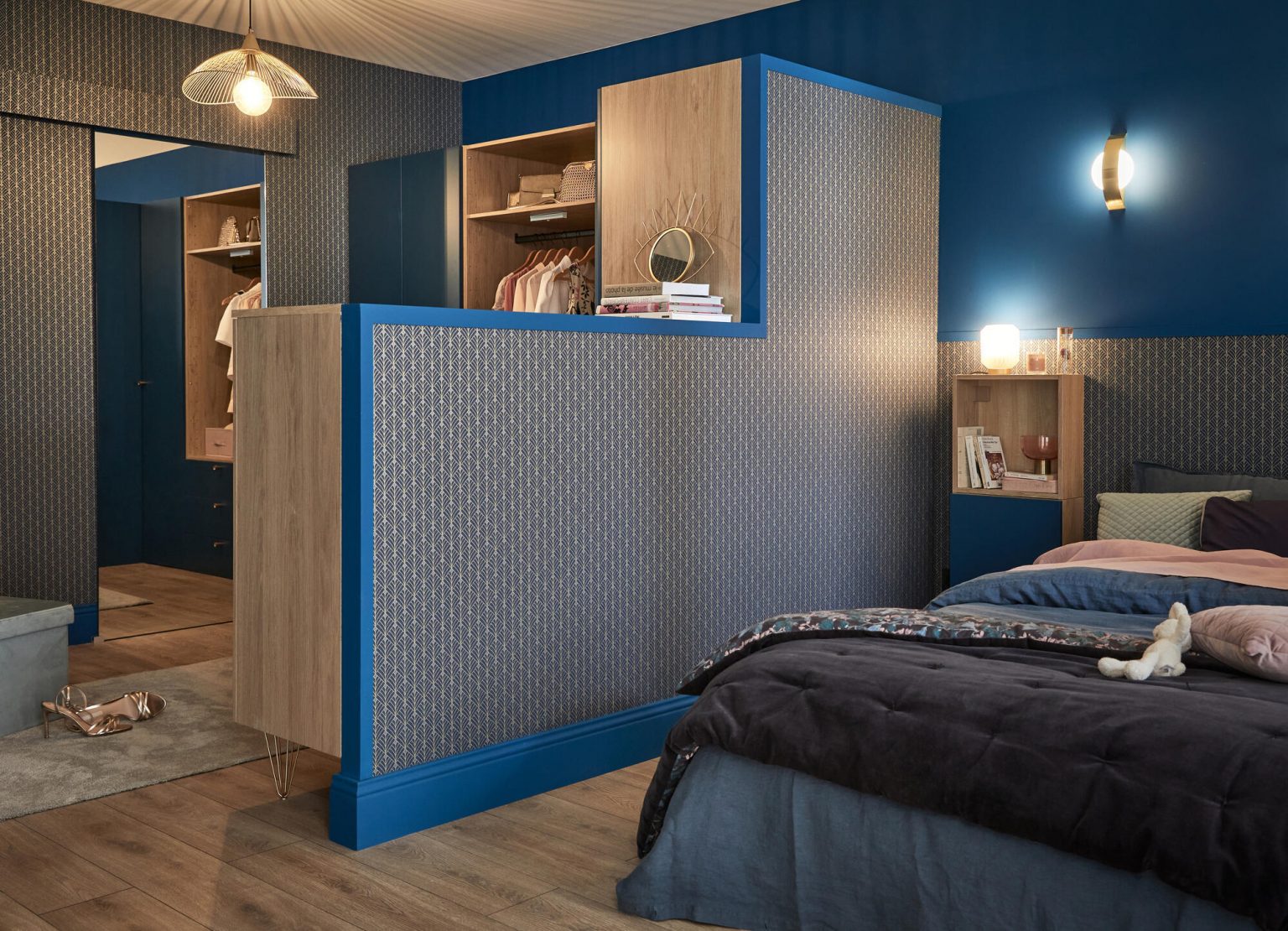 chambre décoration bleu avec dressing ouvert