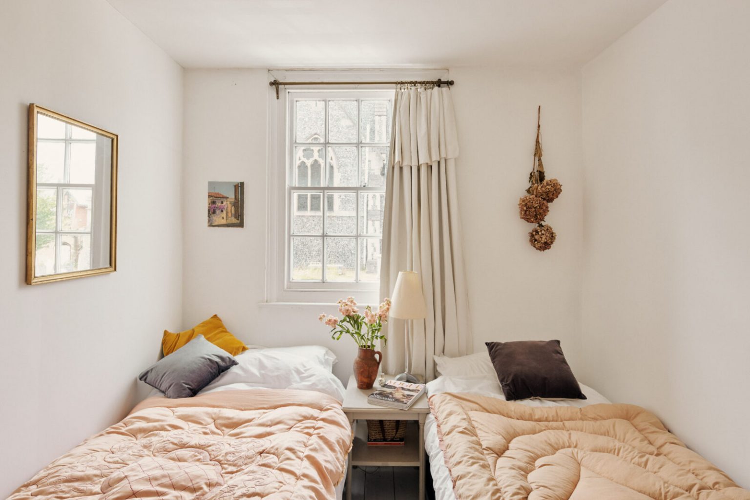 chambre avec deux lits décoration rustique chic