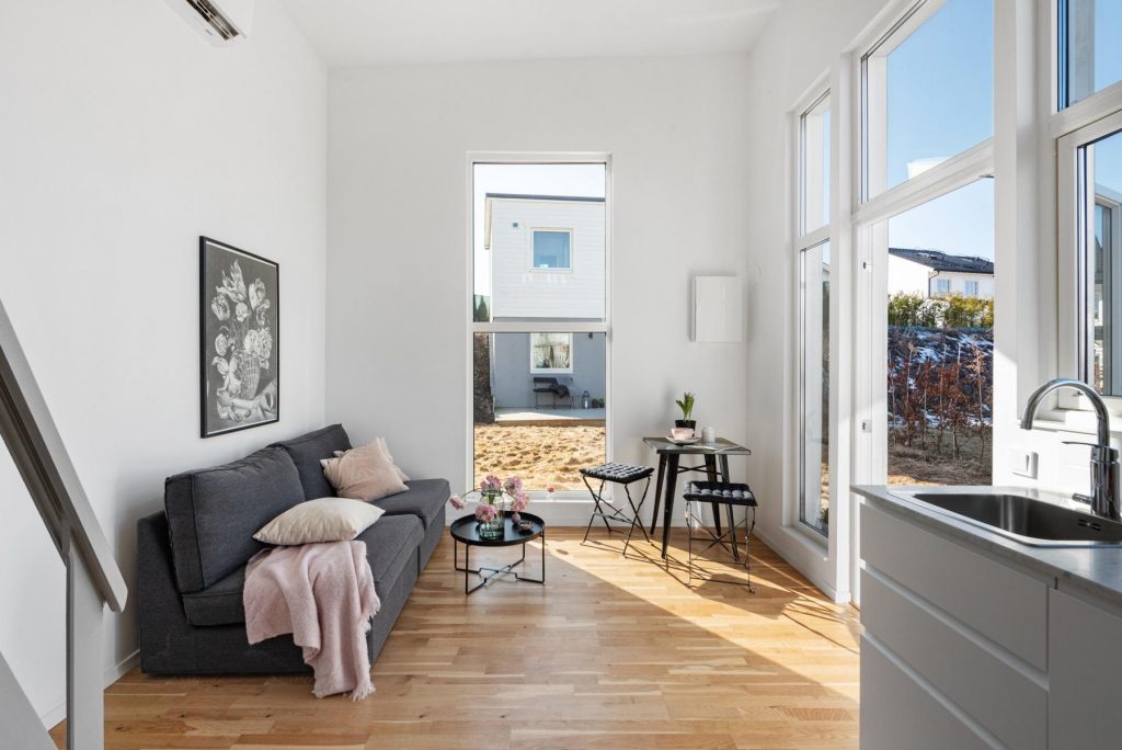 Une mini maison blanche de 21m2 avec une chambre loft (avec plan)