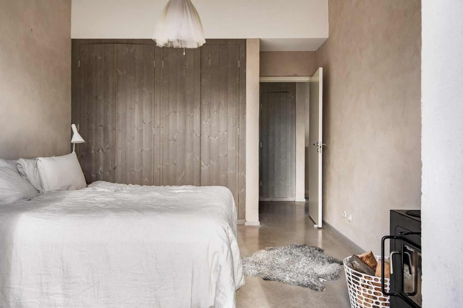 chambre minimaliste mur enduit et bois