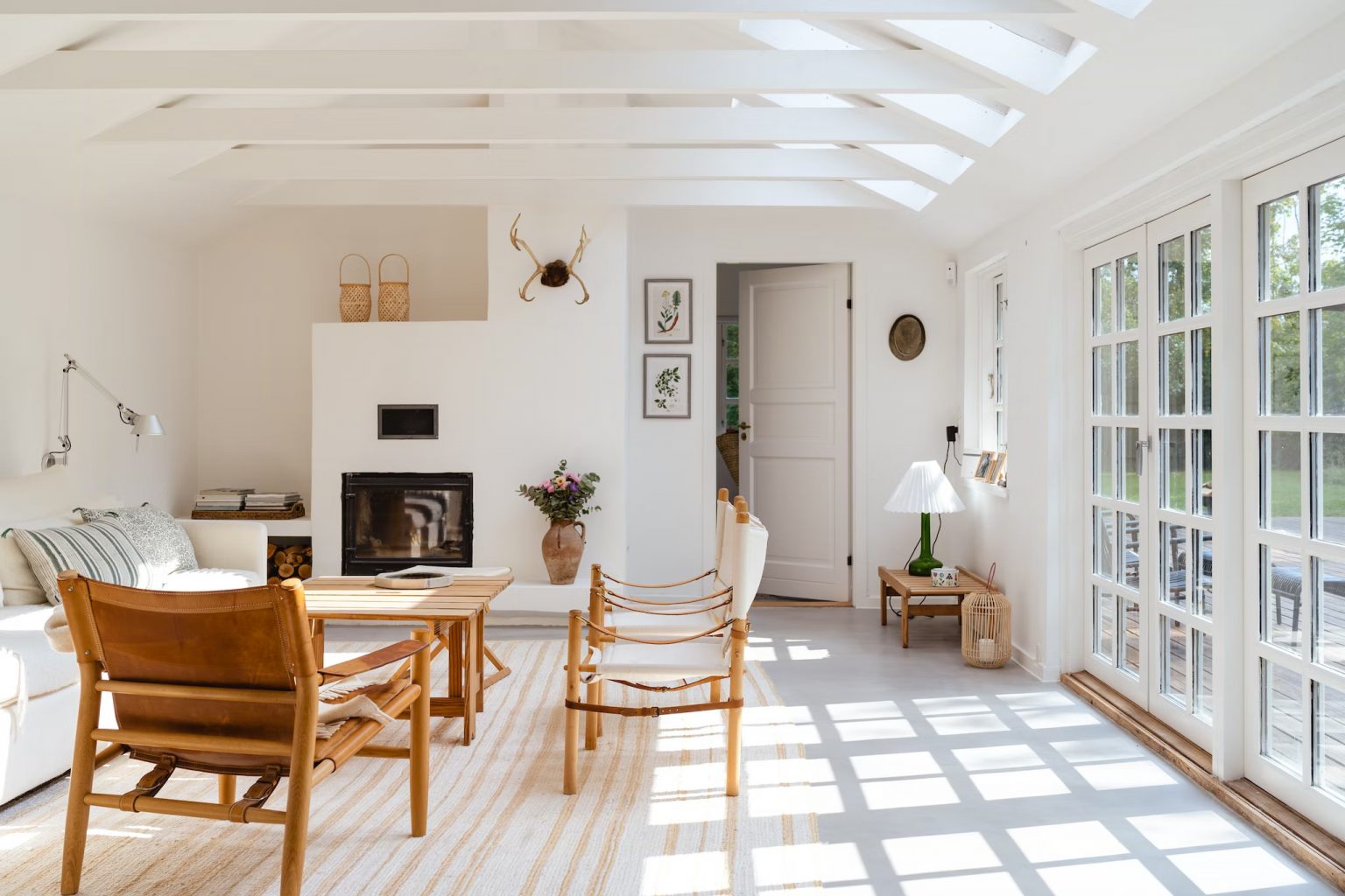 salon avec poutres blanches décoration scandinave
