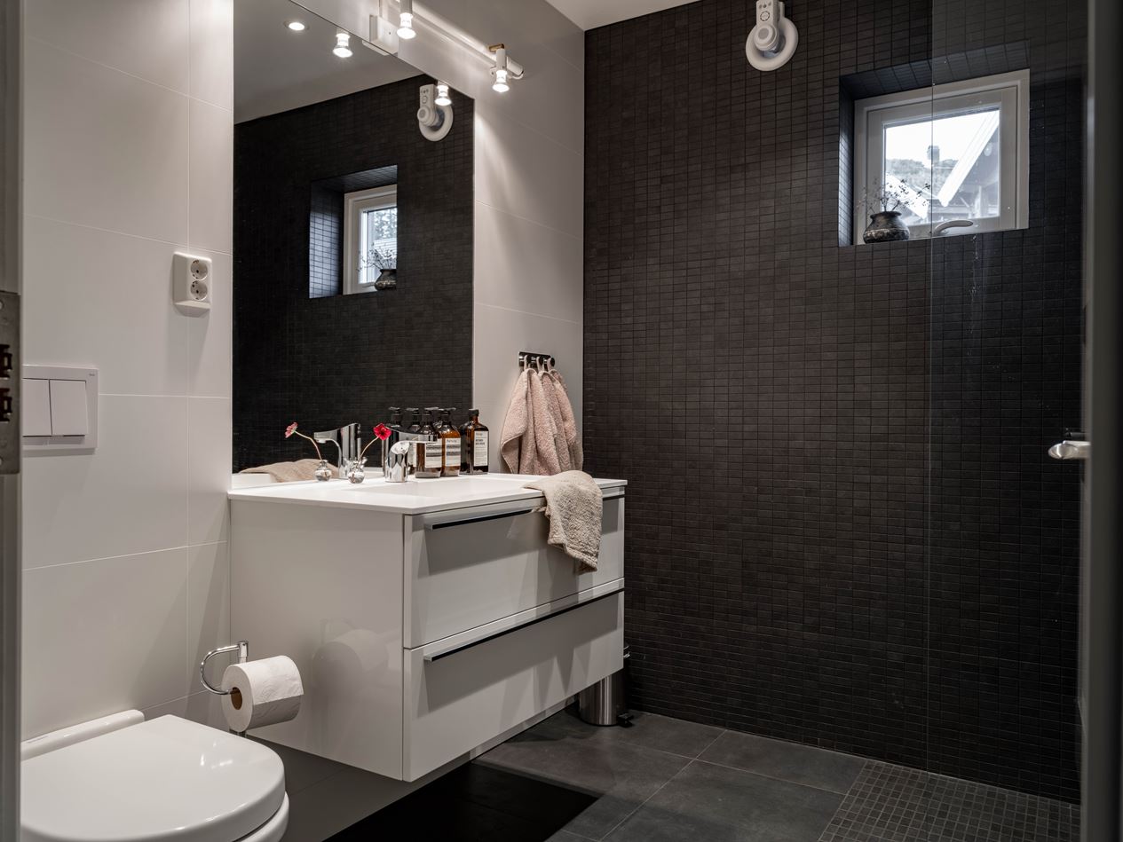 salle de bain moderne blanche et noire