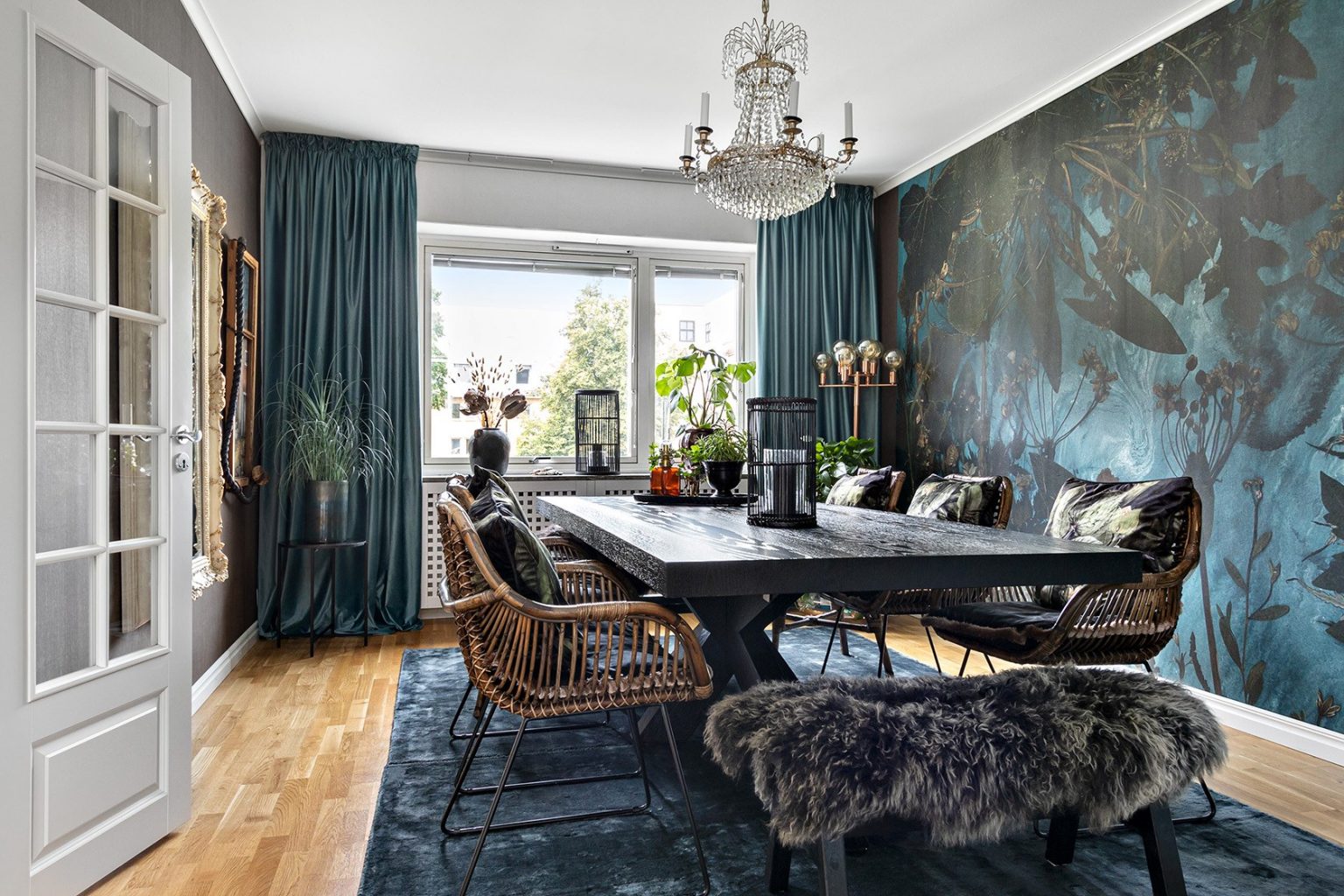 salon avec papier-peint appartement suédois
