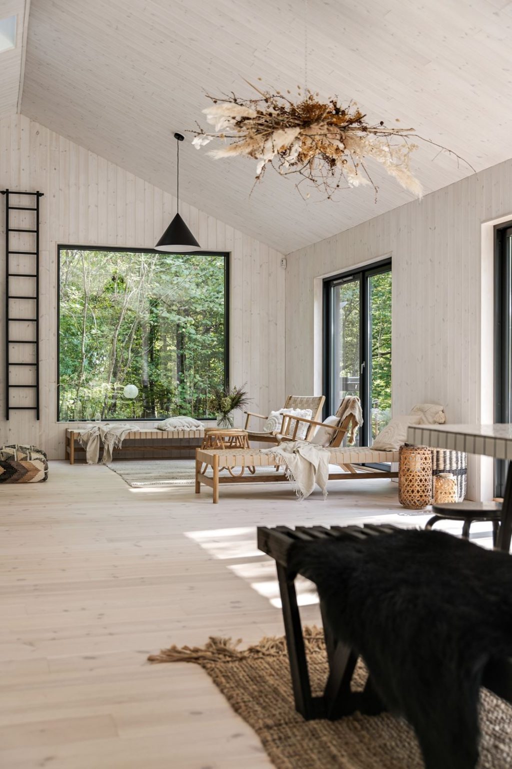 Une maison design en bois noir de 73m2 à l'intérieur lumineux