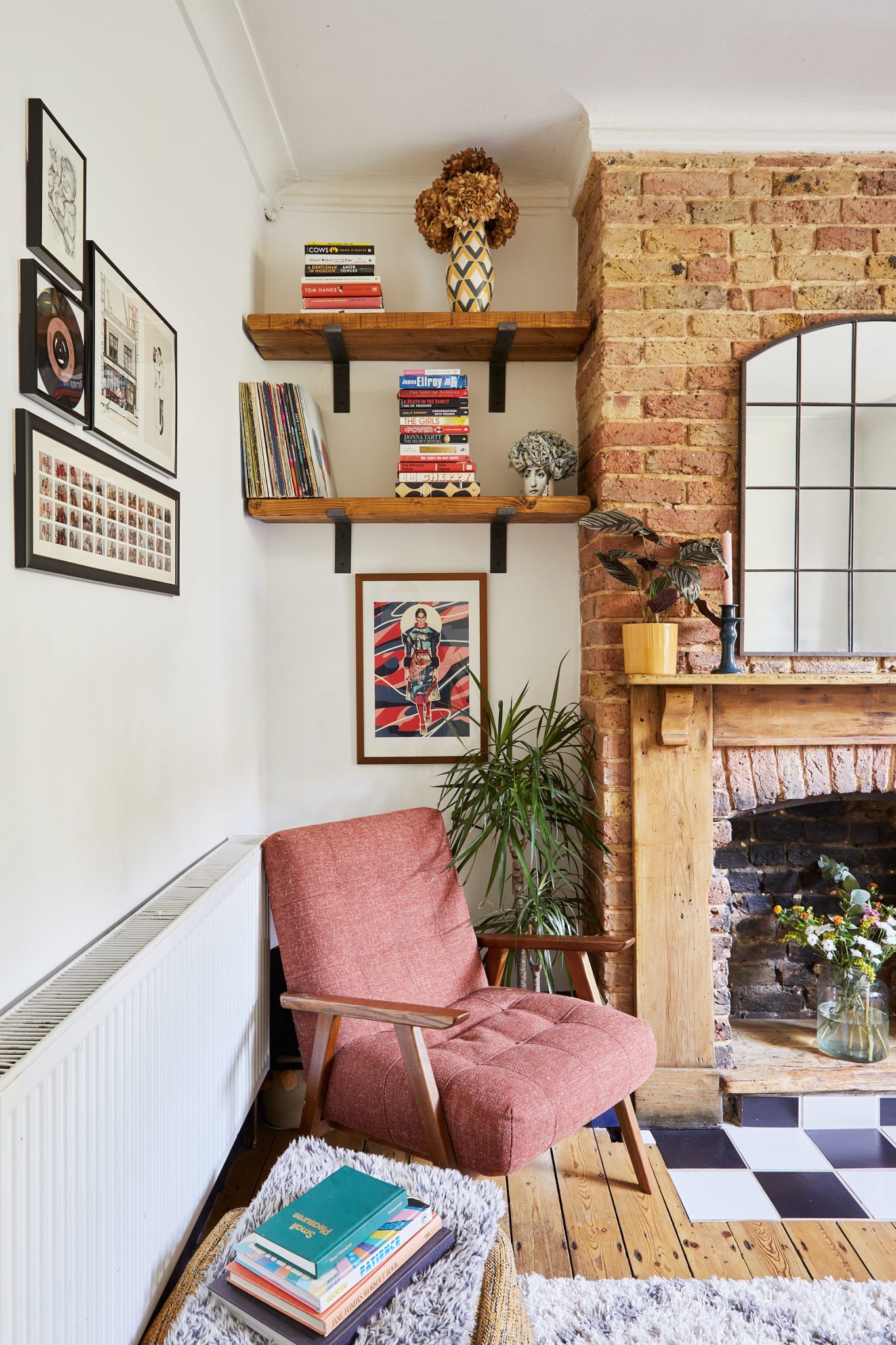 salon avec chemineé en briques décoration vintage