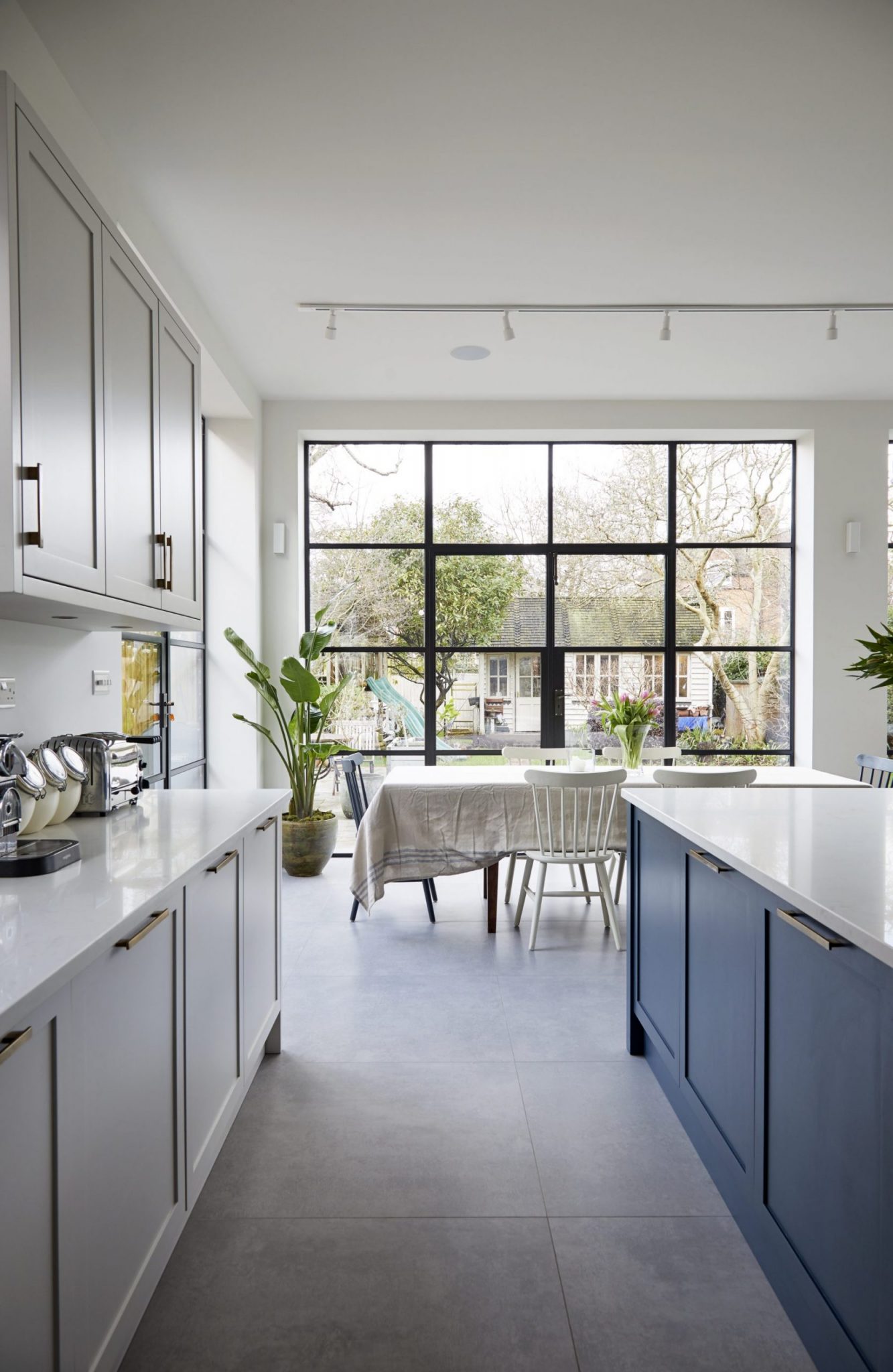 cuisine bleue avec baie vitrée décoration contemporaine