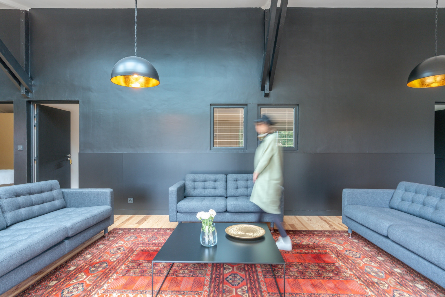 salon moderne avec tapis marocain ancien