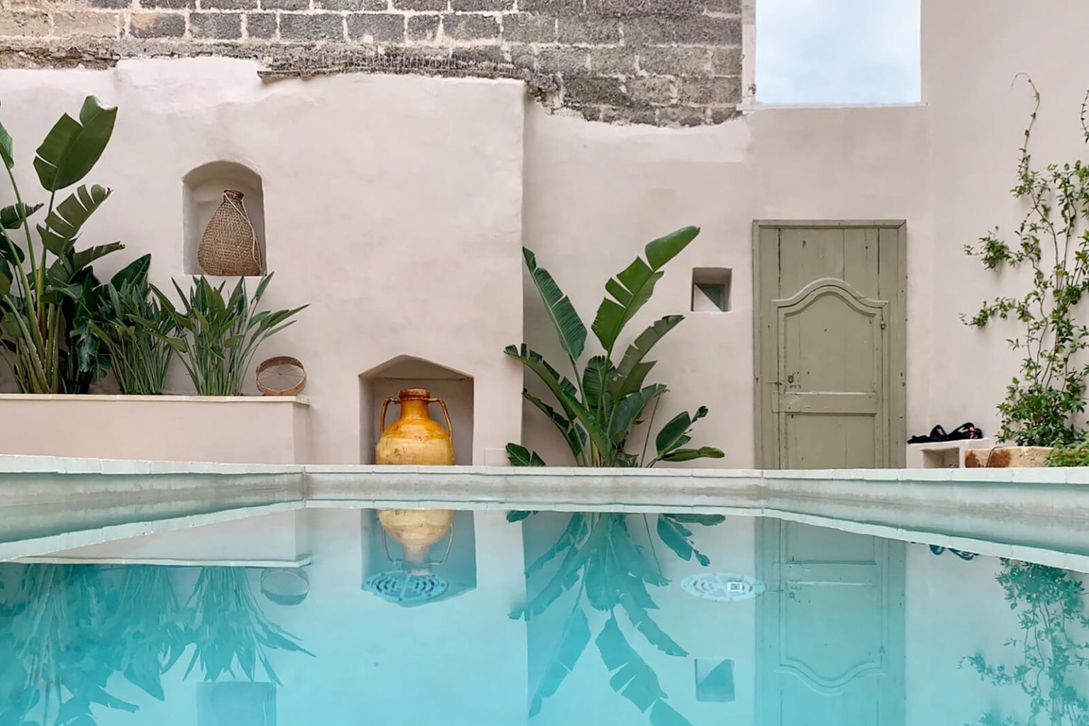 patio avec piscine turquoise maison Pouilles