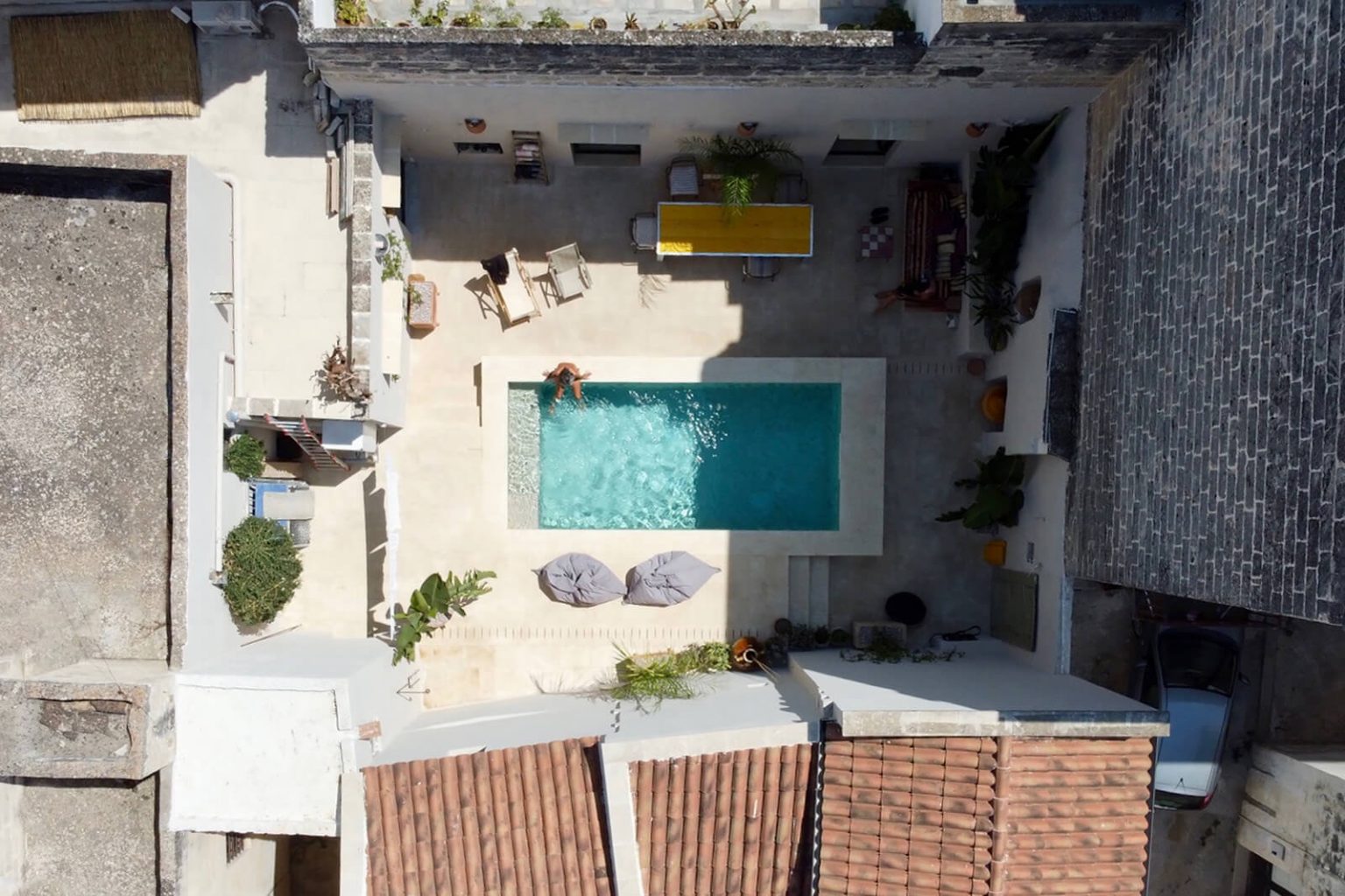 patio avec piscine turquoise maison Pouilles