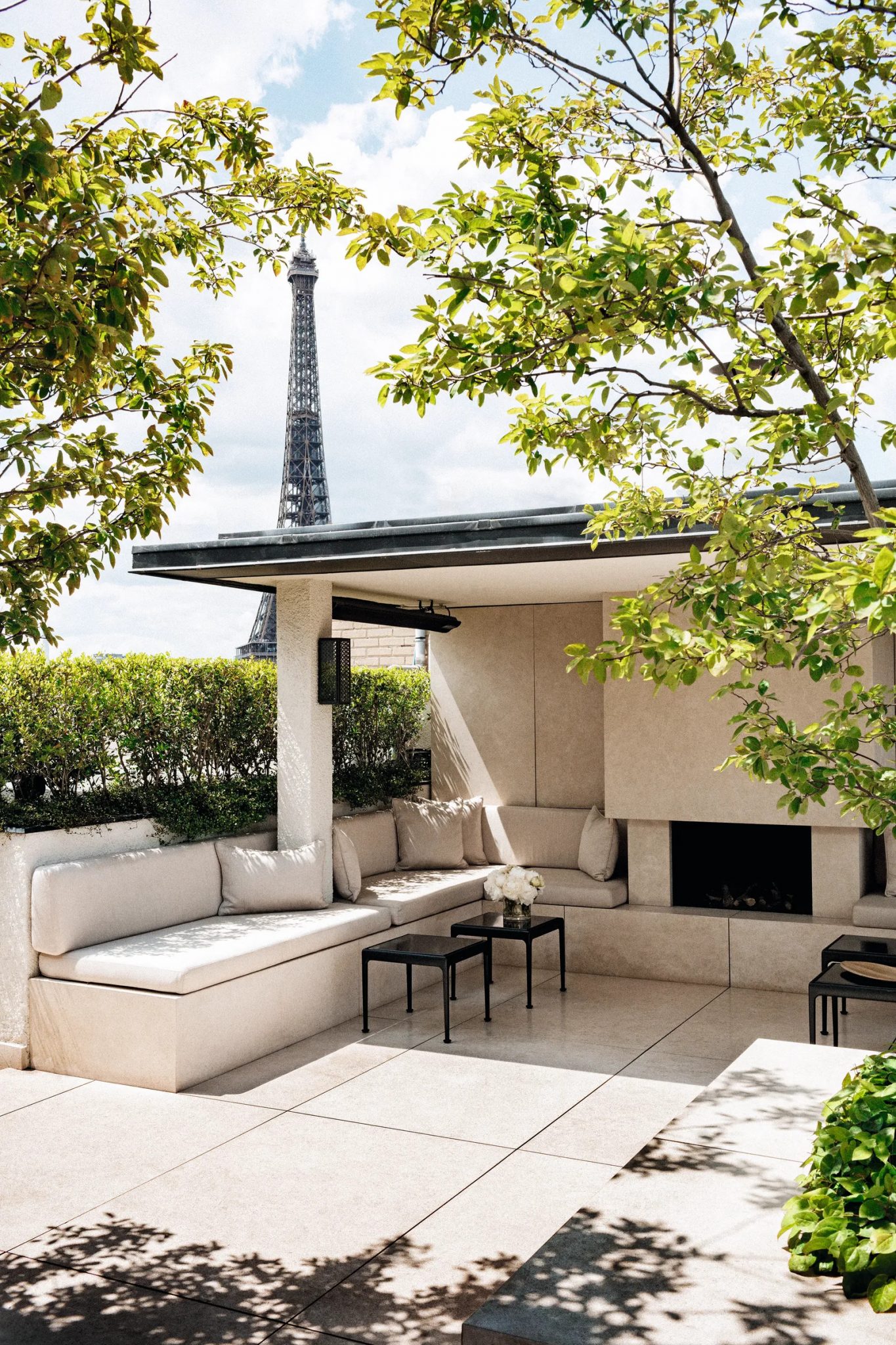 terrasse appartement avec cheminée vue Tour Eiffel