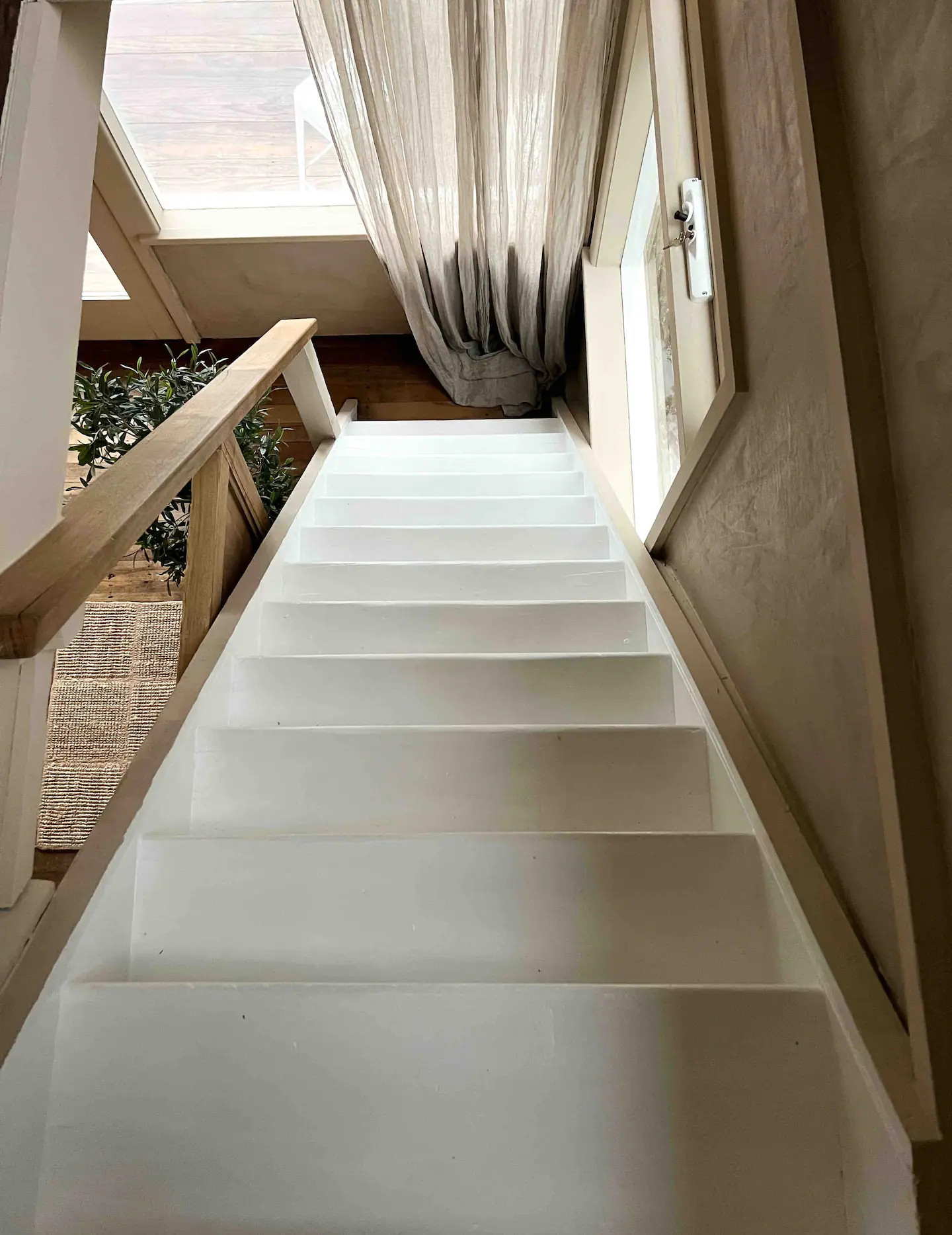 escalier bois peint en blanc