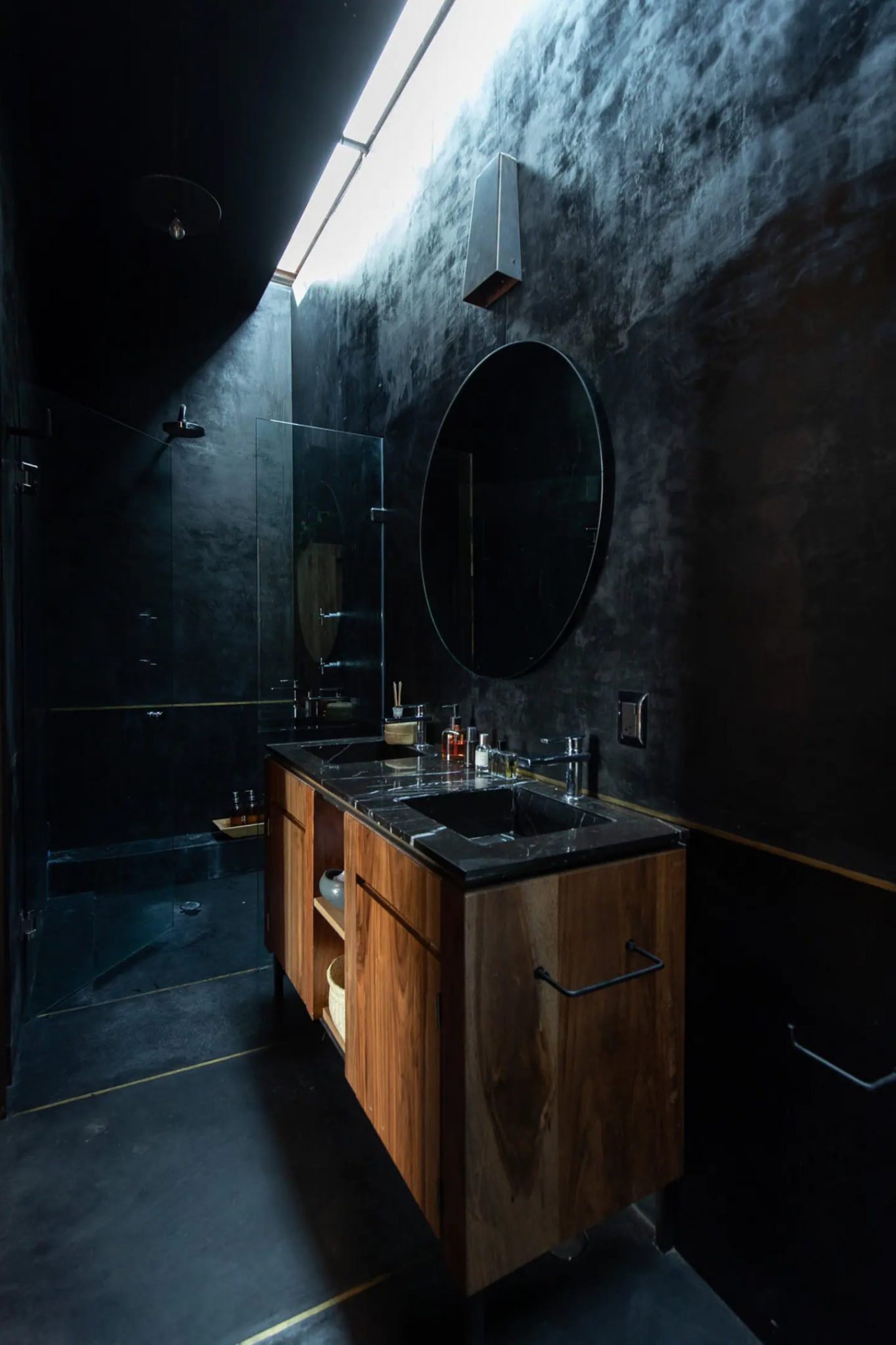 salle de bain noire maison contemporaine