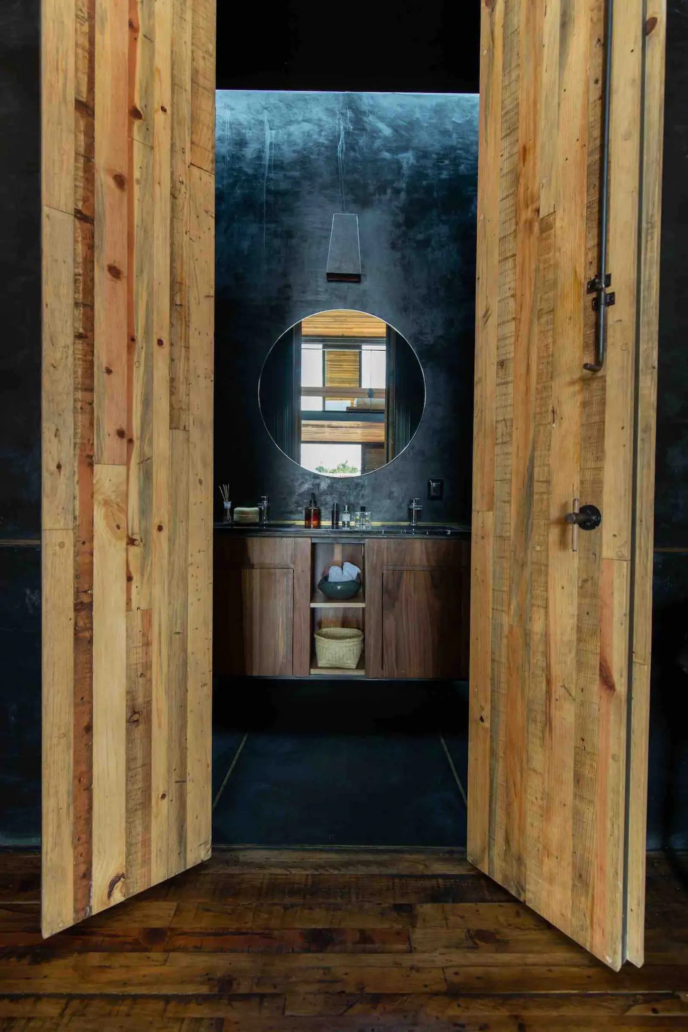 salle de bain pierre noire et bois