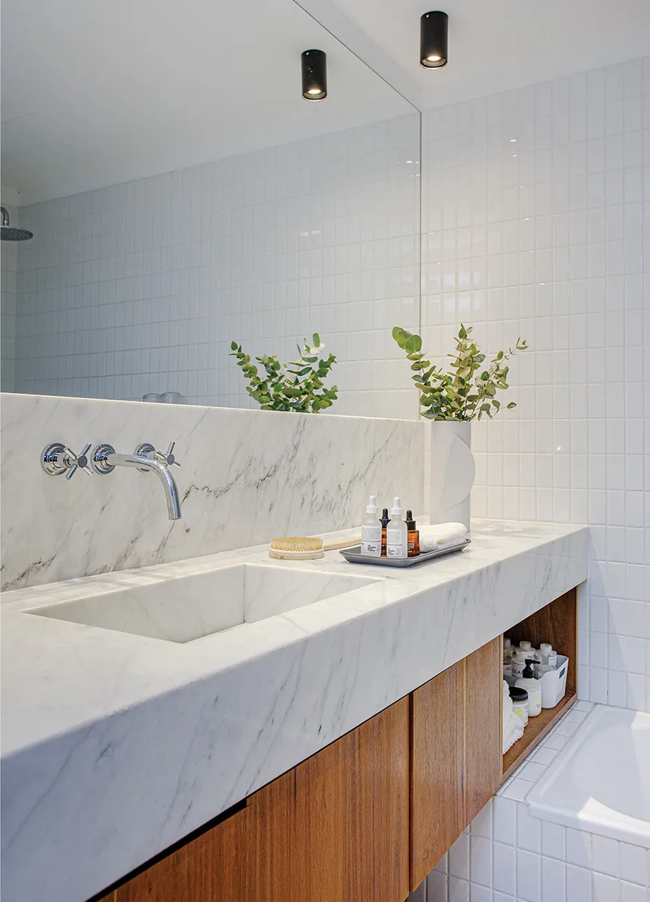 salle de bain décoration design bois et marbre