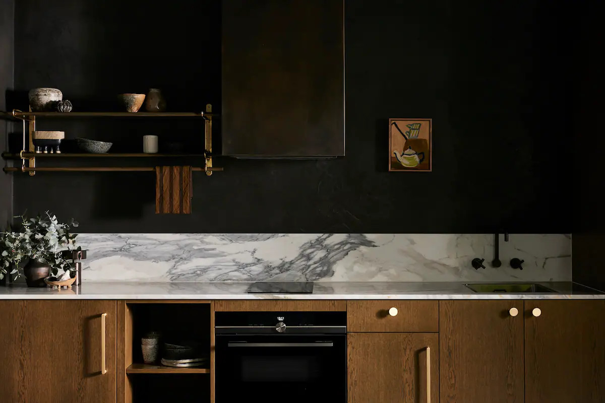 cuisine bois et marbre murs noirs maison australie Airbnb