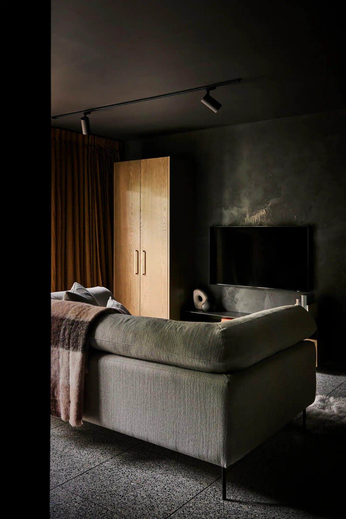 salon murs noirs maison australie Airbnb