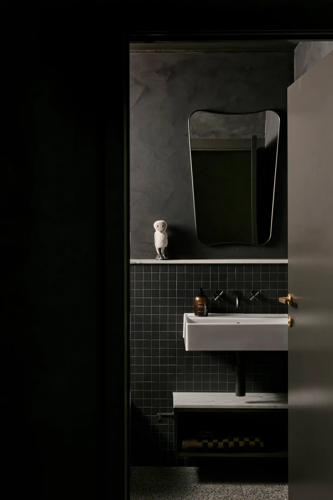 salle de bain murs noirs maison australie Airbnb