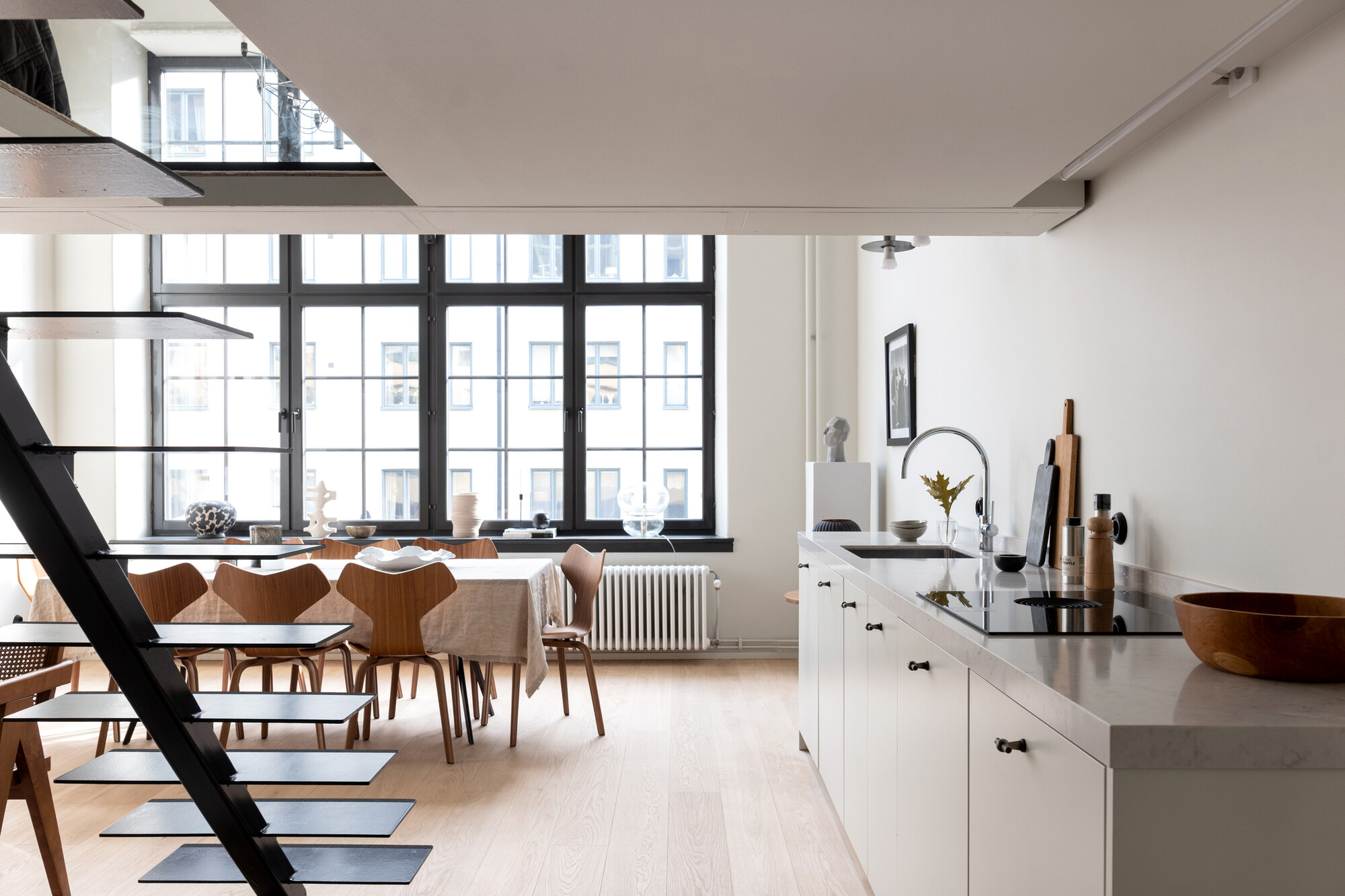 Un petit loft de 61m2 au design monochrome à Stockholm