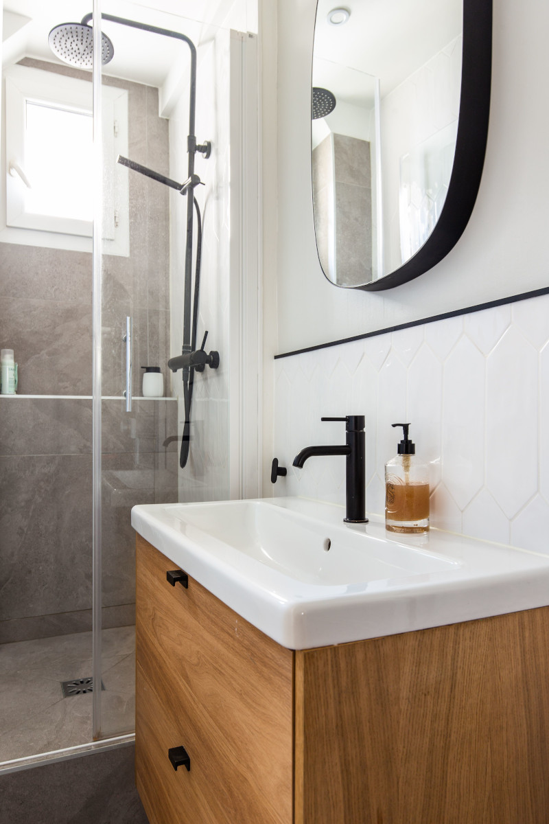 salle de bain design bois et marbre