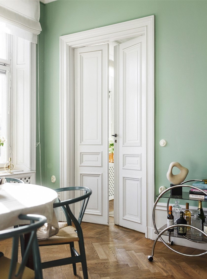 salon mur vert et portes blanches