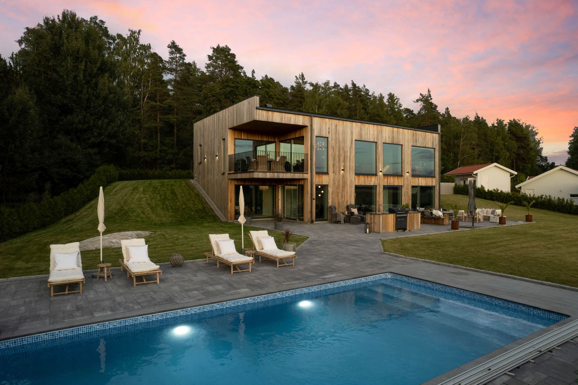 maison en bois contemporaine avec piscine