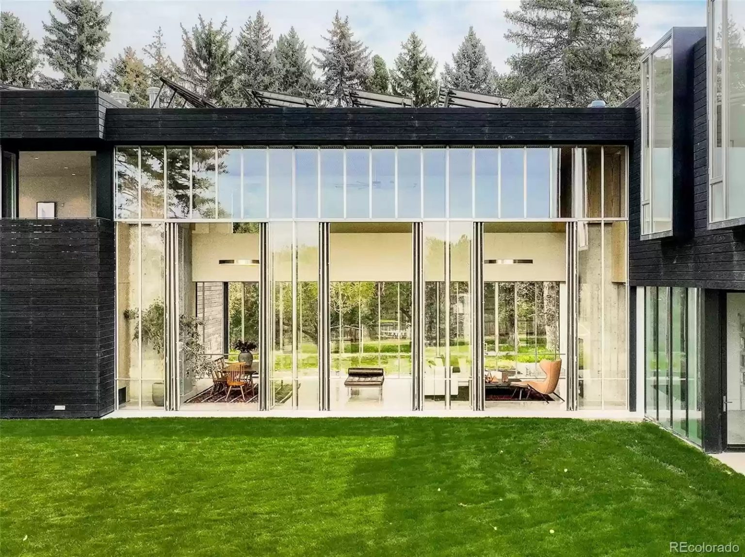 maison d'architecte façade verre et bois noir