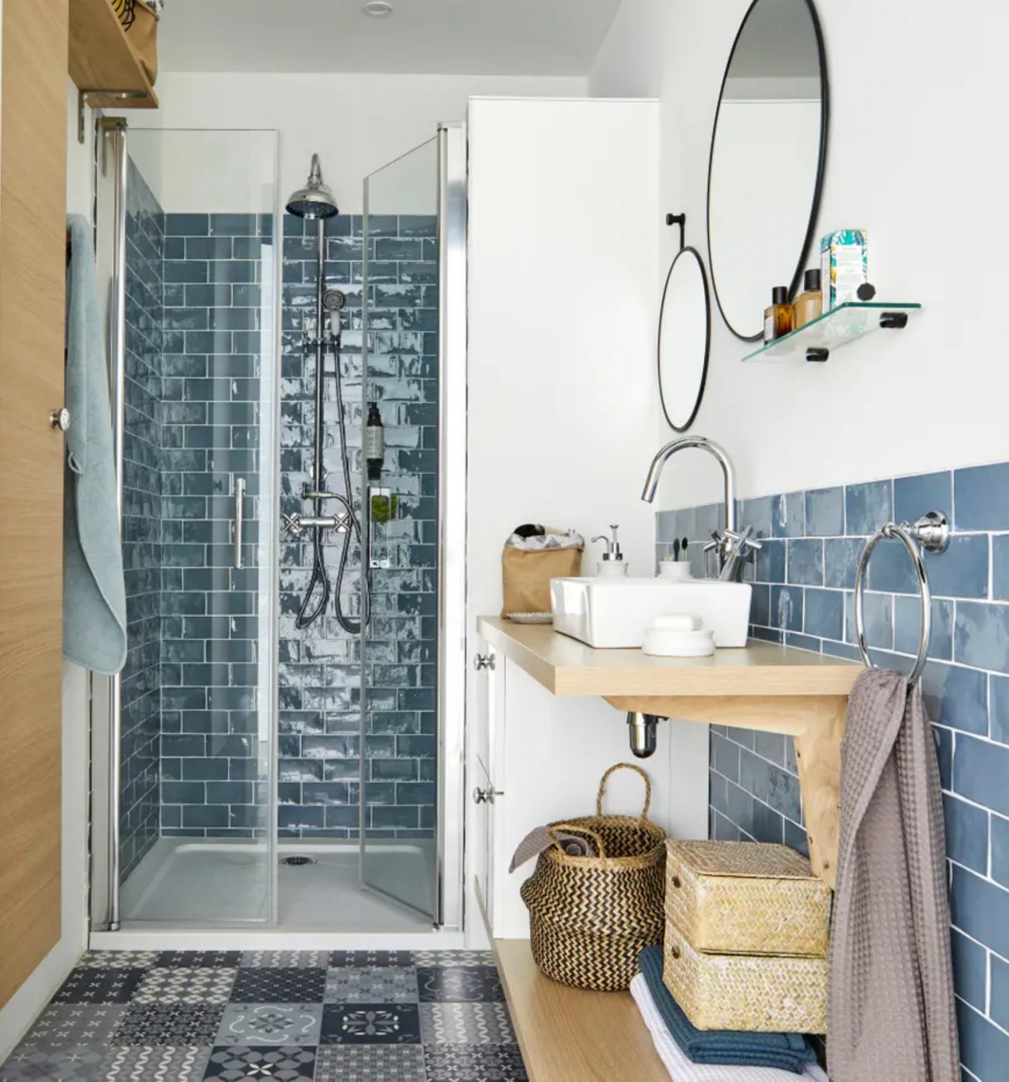petite salle de bain bleue et bois