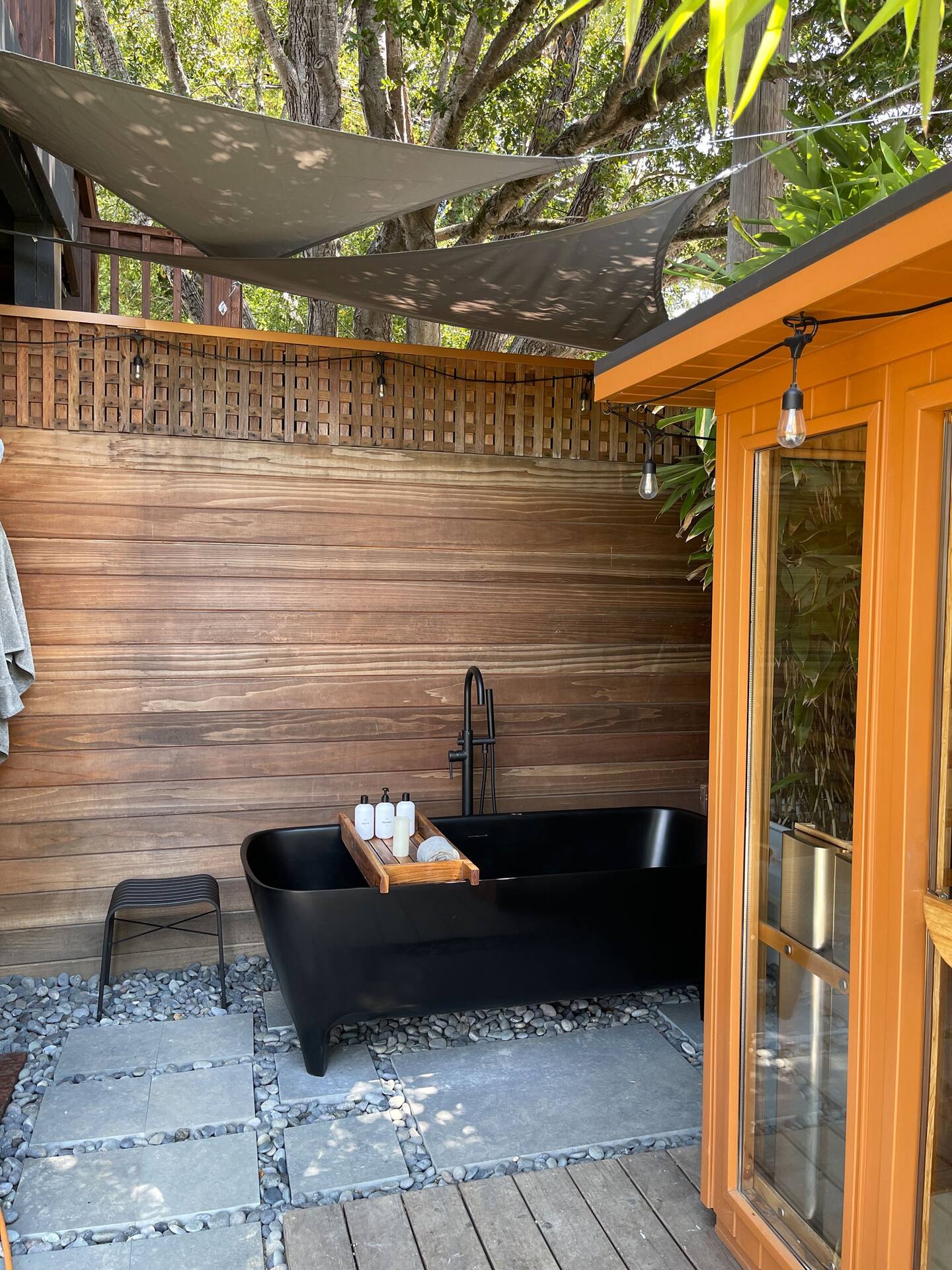 baignoire design noire extérieure sur terrasse