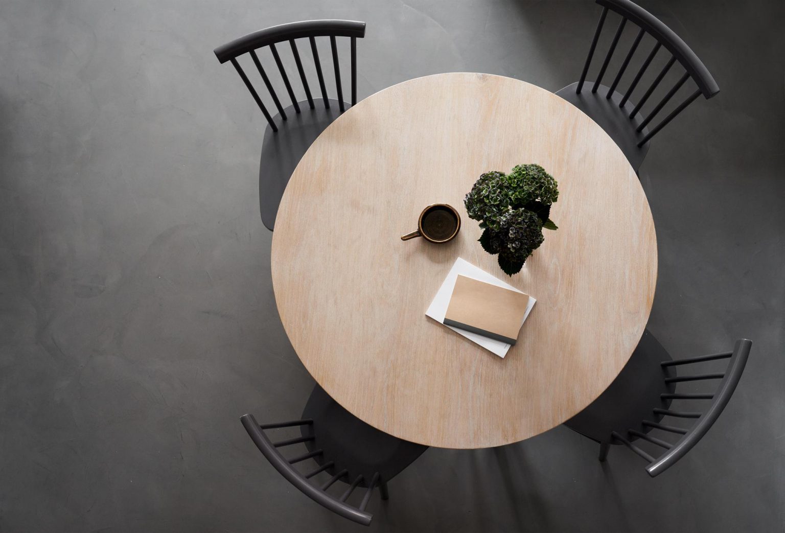 table ronde bois avec chaises noires