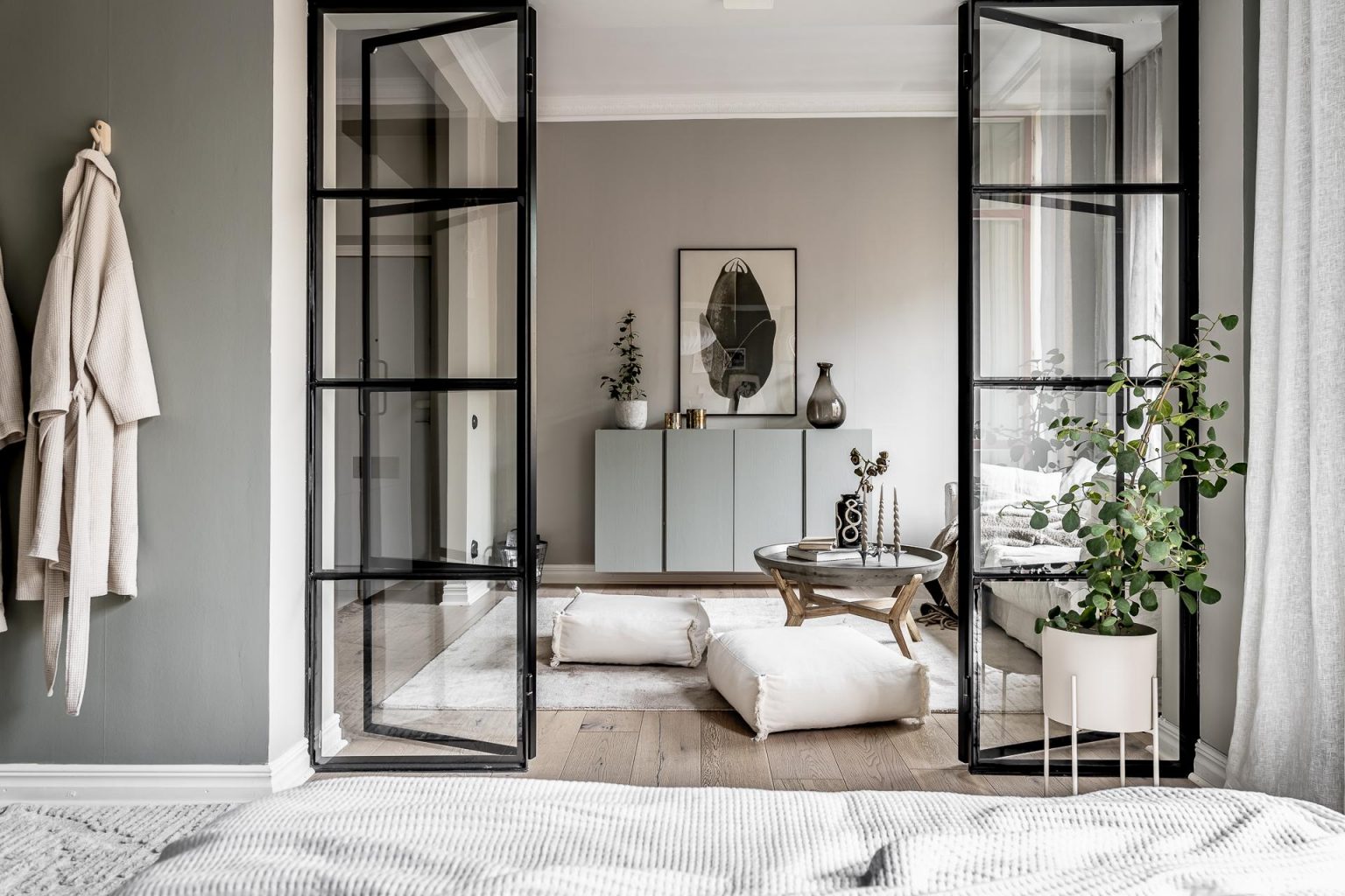 salon avec portes verrière décoration scandinave