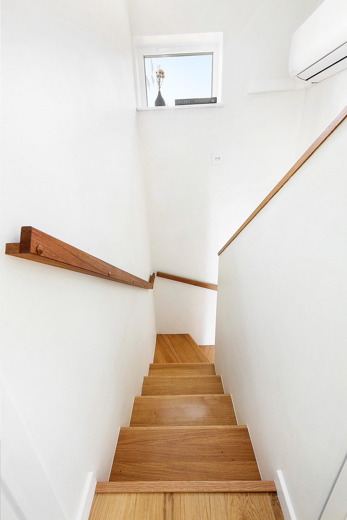 escalier bois clair