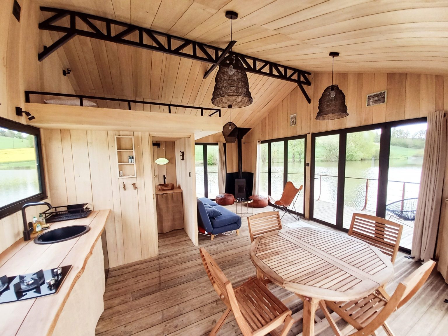 salon et cuisine mini maison bois sur l'eau Cabane de Pamme