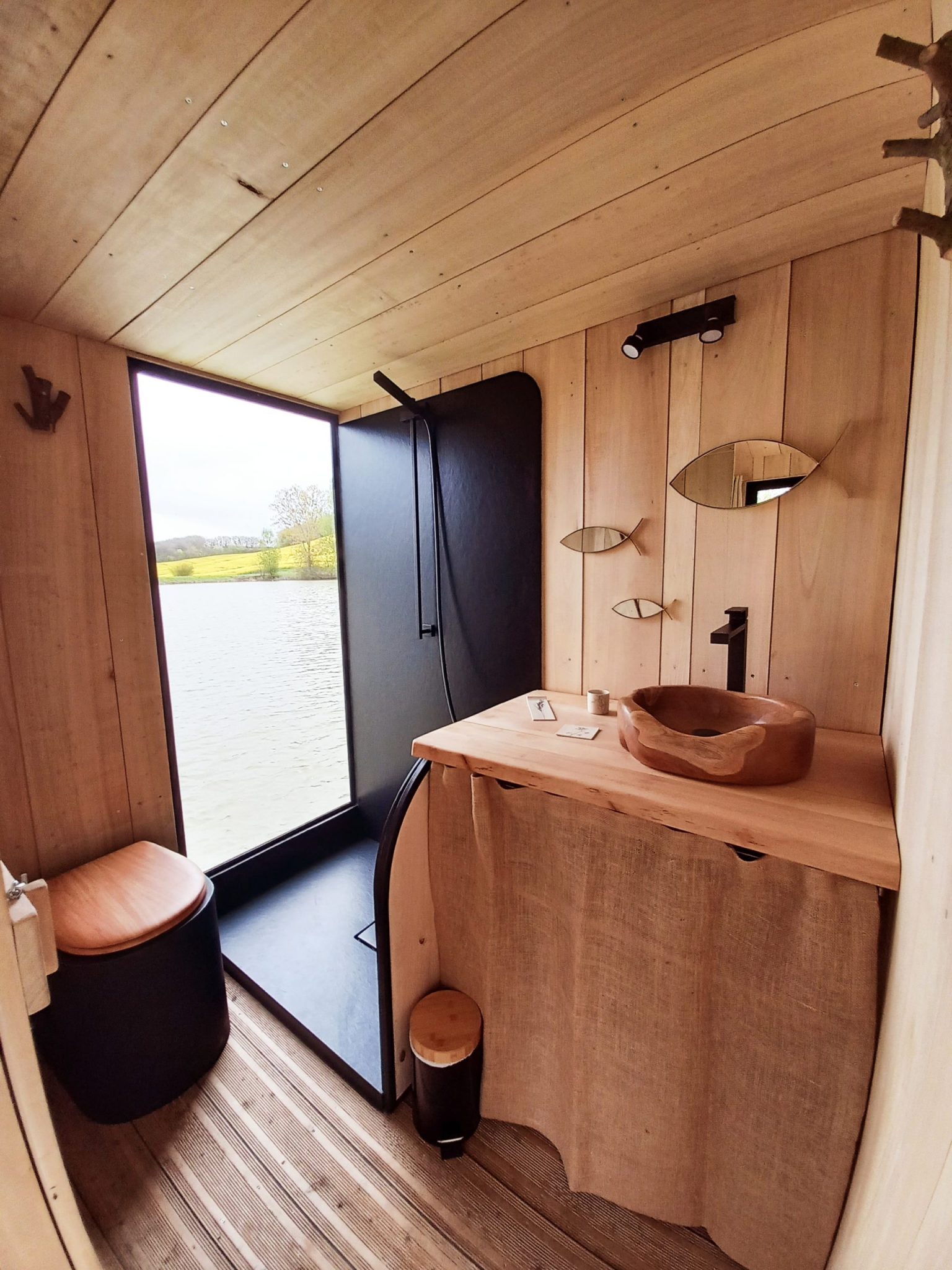 salle de bain mini maison bois sur l'eau Cabane de Pamme