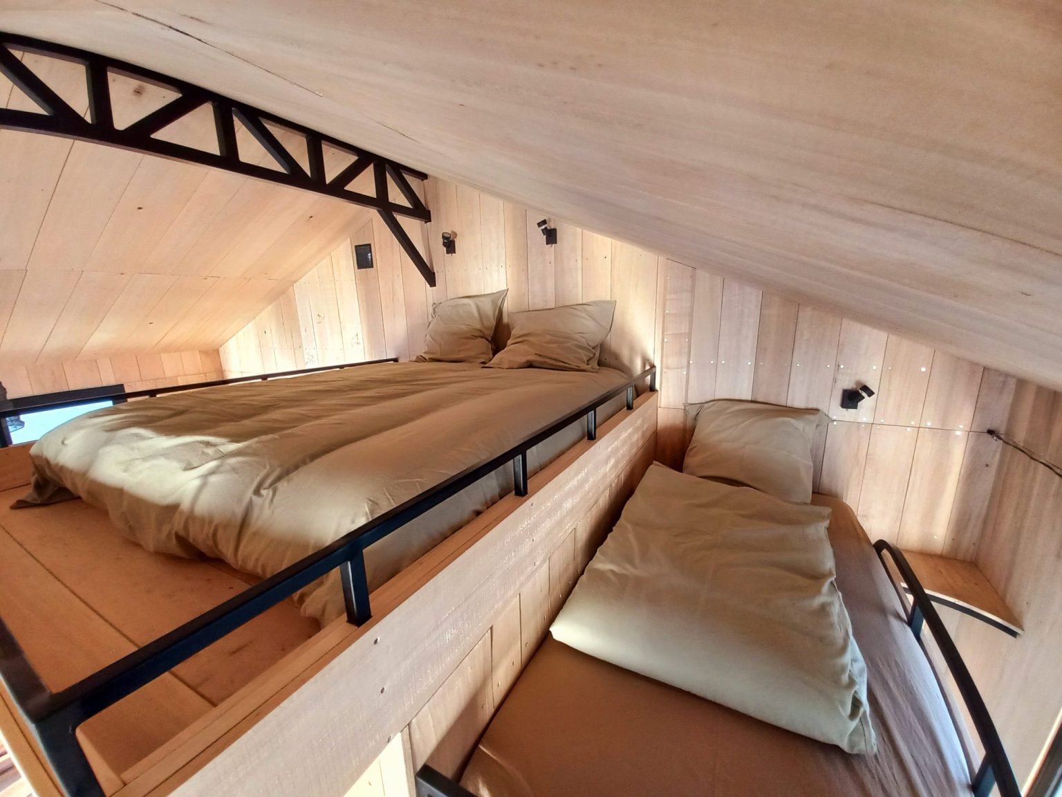 chambre mini maison bois sur l'eau Cabane de Pamme