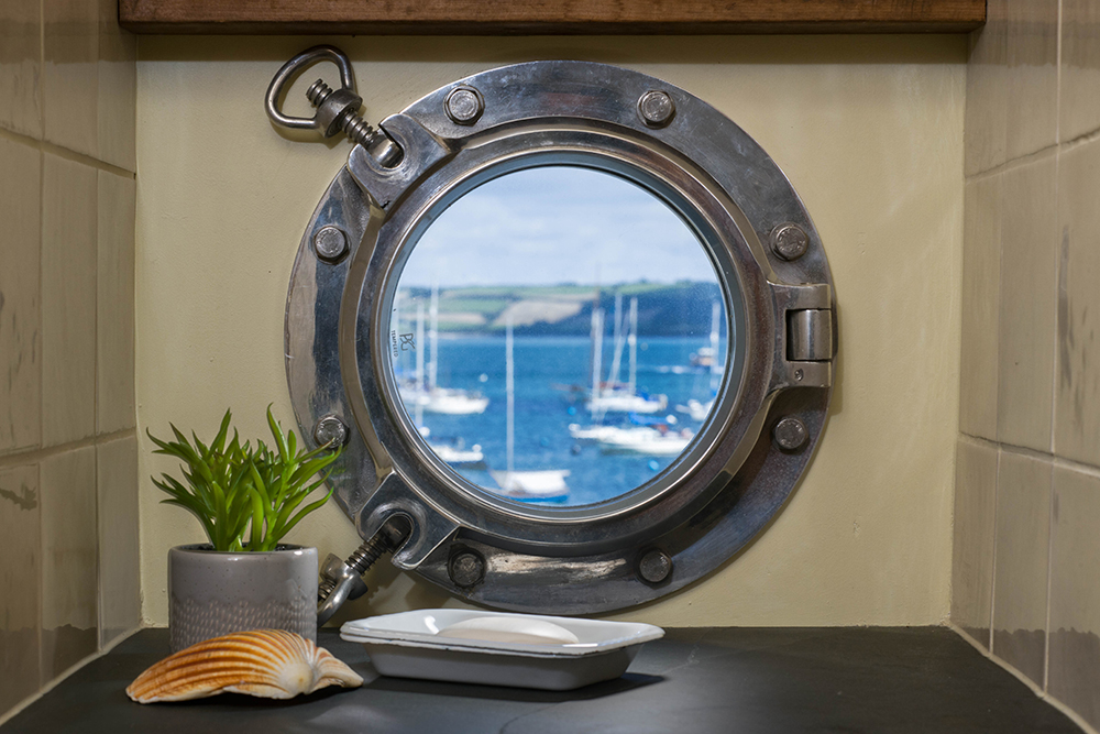 Boat porthole window
