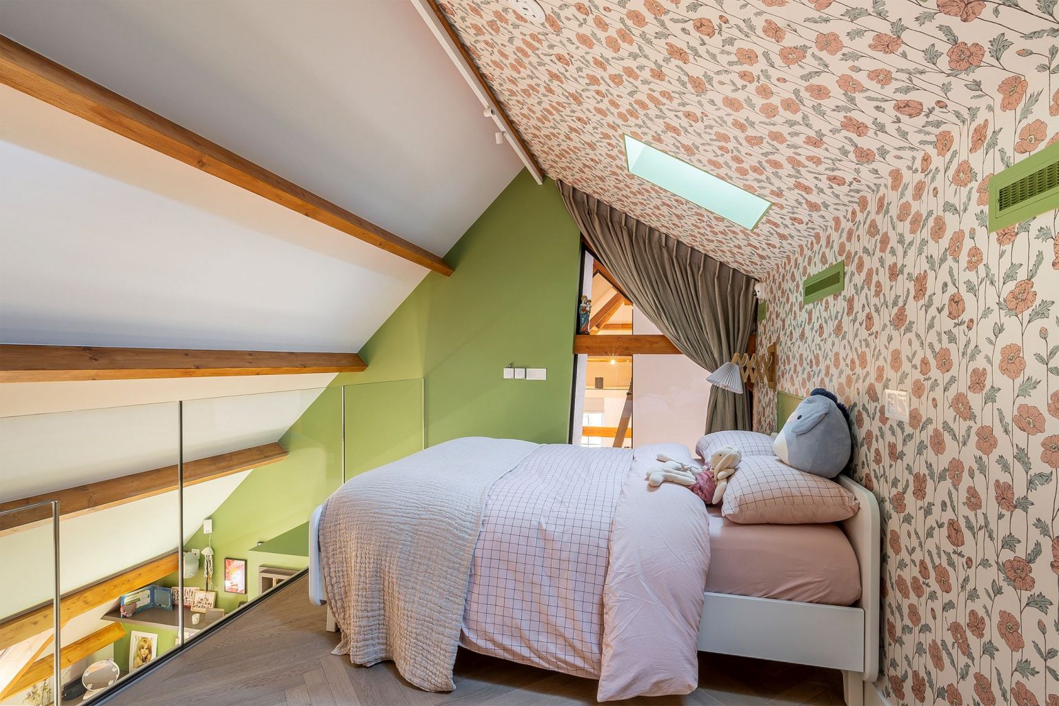 chambre enfant avec papier-peint décoration contemporaine verte