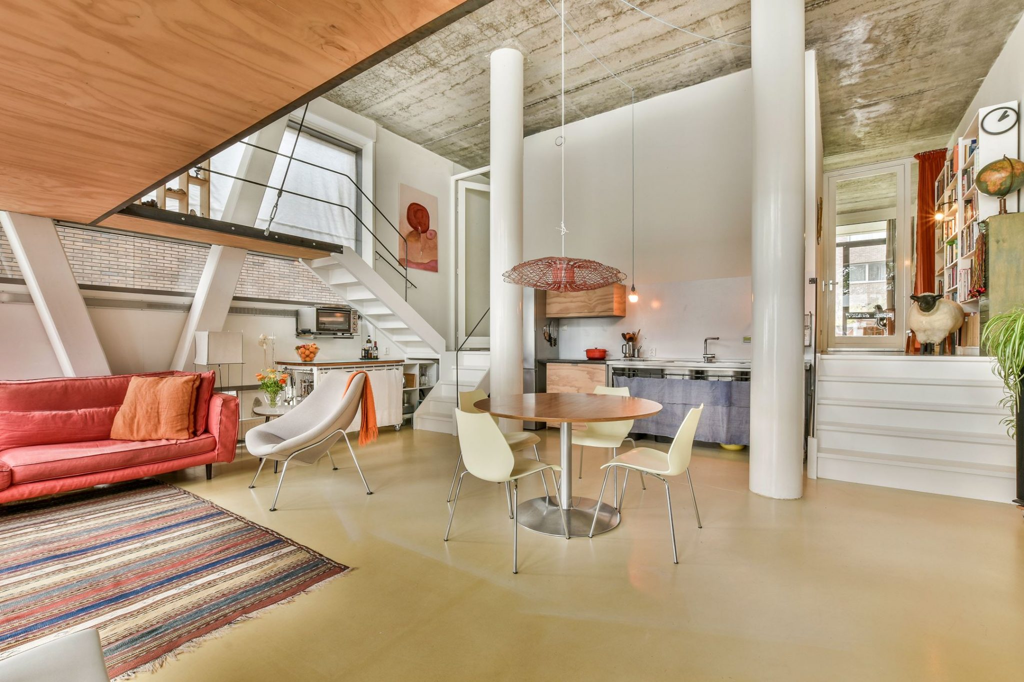Un loft au style mid-century près de l'eau à Amsterdam