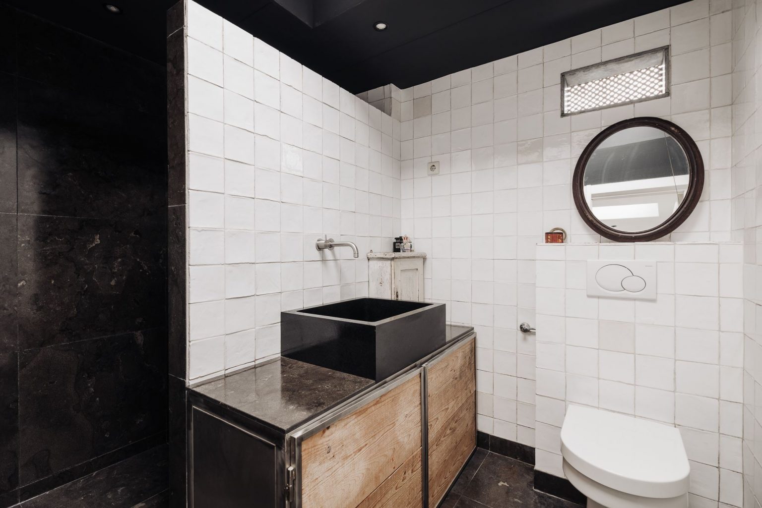 salle de bain bois noire et blanche