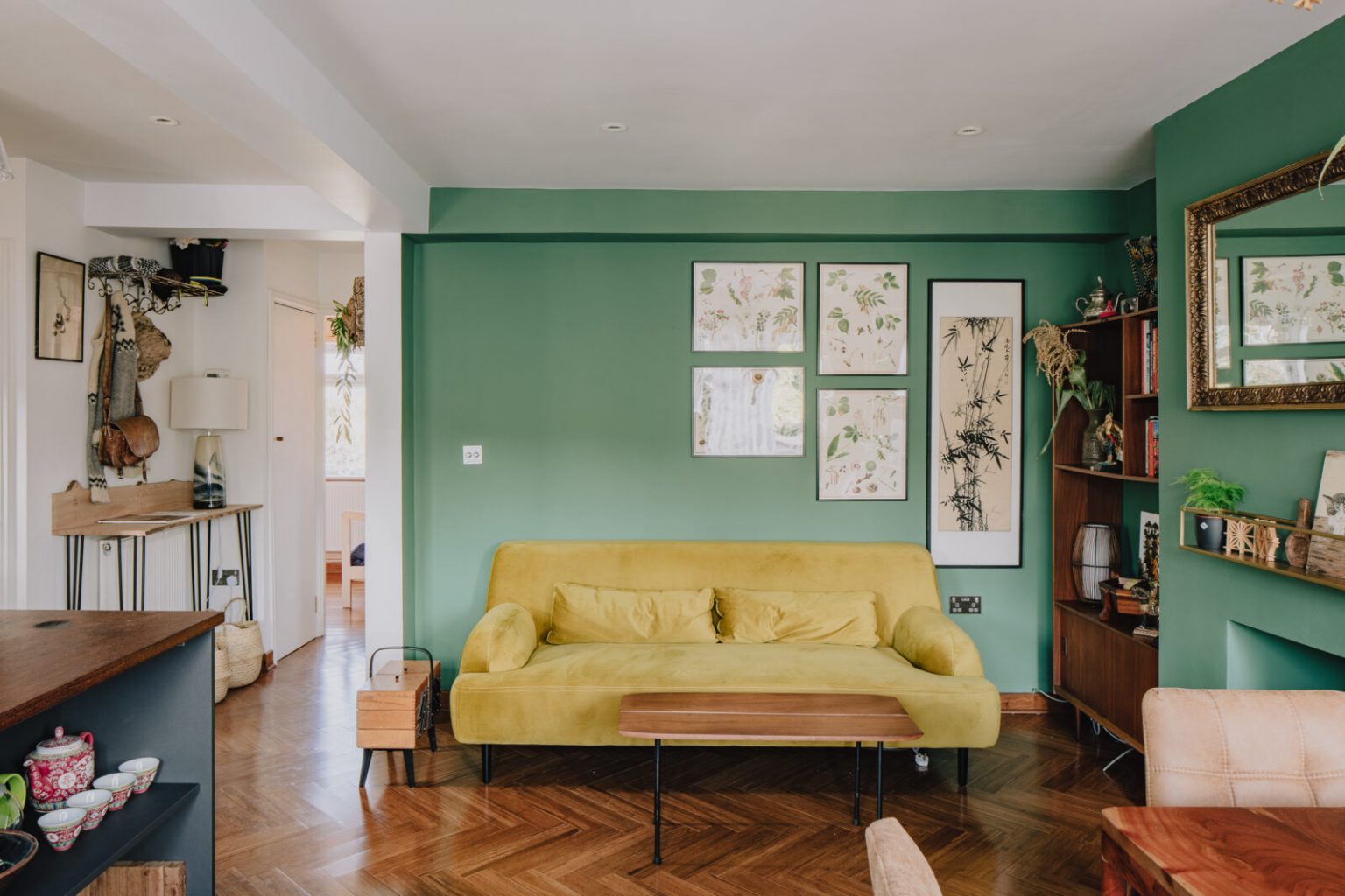 salon avec canapé jaune décoration vintage