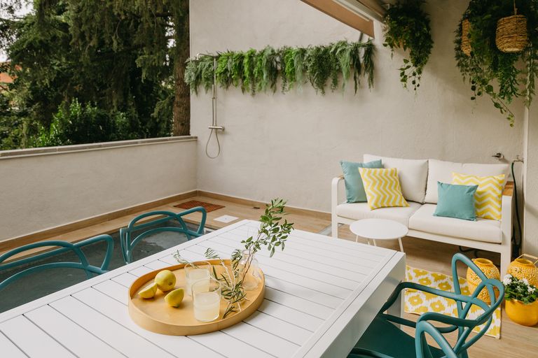 terrasse bois avec piscine décoration moderne